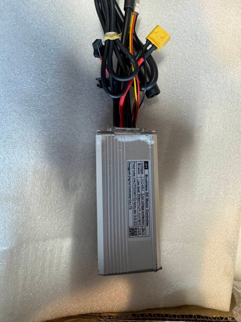 Qmwheel V20 controller rode stekker 2024 - 2025 - korte achterlichtkabel - controller onder de zadel